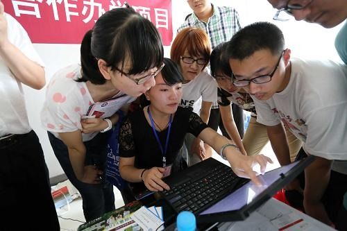 高招咨询会现场火热，信息咨询助力考生圆梦大学